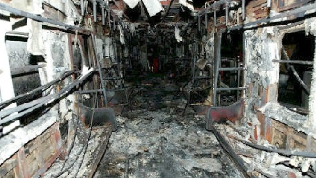 Kereta subway di Korea Selatan yang hangus terbakar, akibat ulah gagal seorang pria yang hendak bunuh diri. (KJClub.com)