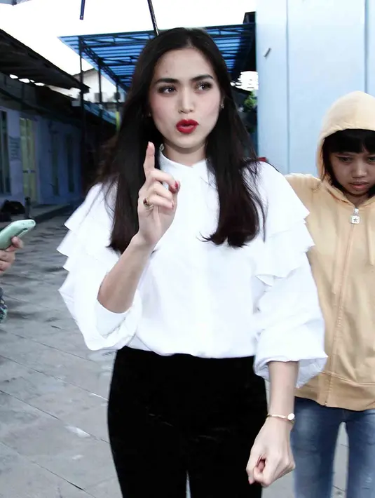 Bersama El, ia akan berlibur di dua negara, Swiss dan Jerman. Ibu satu anak itu enggan menjawab ketika ditanyakan menemui mantan suaminya, Ludwig. Seperti diketahui, ayah El merupakan warga Jerman. (Deki Prayoga/Bintang.com)