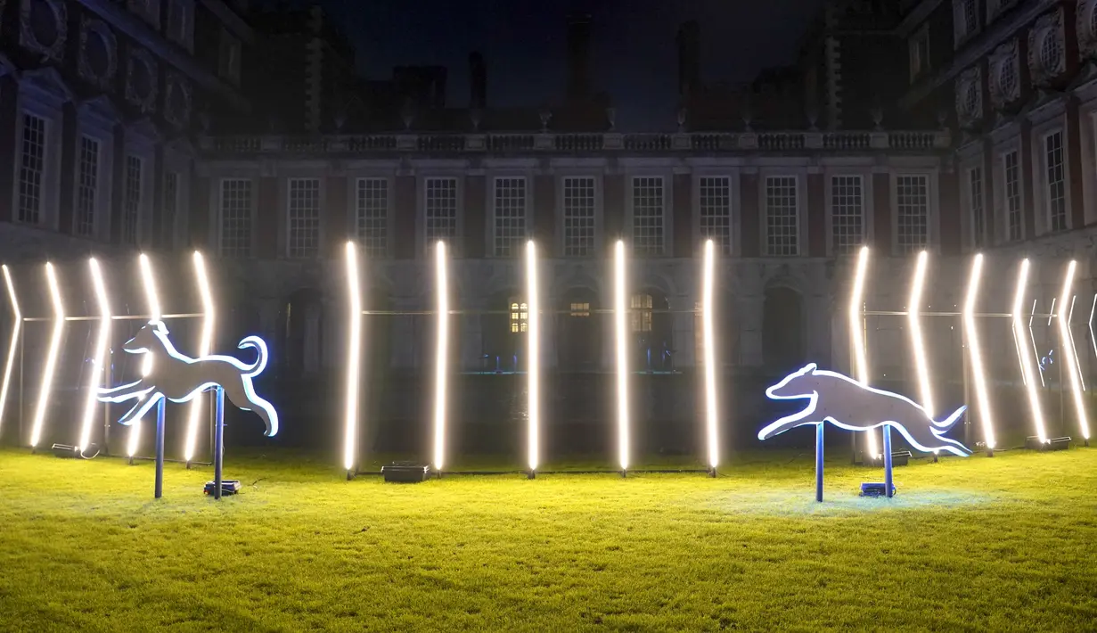 Pemandangan instalasi cahaya Palace of Light, di Hampton Court Palace, London, Rabu (7/12/2022). Kawasan instalasi cahaya kali ini dibuat lebih besar dan lebih baik dari sebelumnya. (AP Photo/Alberto Pezzali)