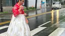 Ia juga sempat mengabadikan foto mengenakan baju tradisional Hanbok bernuansa merah putih di sana. [Foto: IG/smindrawati]