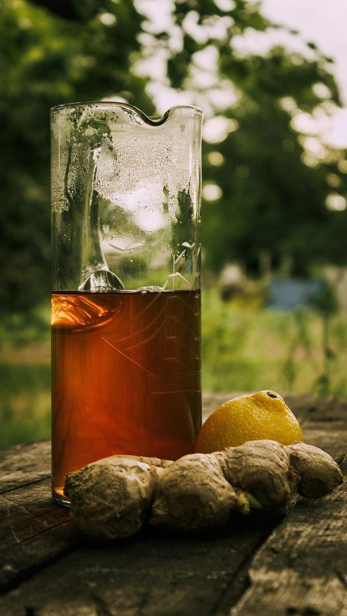 4. Teh Lemon, Jahe, dan Peppermint: Pembersih Alami