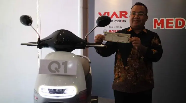 Motor listrik Viar Q1 dilengkapi dengan STNK. (Herdi/Liputan6.com)