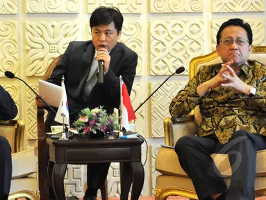 Ketua DPD RI Irman Gusman (kanan) menerima Gubenur Gyeonggi Republik Korea YM.Mr Nam Kung Pil (kiri) dan rombongan di Ruang Delegasi, Komplek Parlemen, Senayan, Jakarta, Senin (11/5/2015). (Liputan6.com/Andrian M Tunay) 