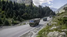 Konvoi tentara India bergerak di Jalan Raya Srinagar-Ladakh, Gagangeer, Srinagar, Kashmir, India, Rabu (9/9/2020). India dan China terlibat dalam kebuntuan yang menegangkan di wilayah gurun dingin Ladakh sejak Mei lalu. (AP Photo/Dar Yasin)
