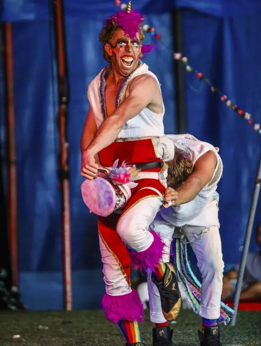 Unicorn, dan di belakangnya, tampil selama Flynn Creek Circus di Avon, Colorado (14/8/2021). Kisah dongeng adalah pertunjukan sirkus yang melibatkan semua manusia. (Chris Dillmann/Vail Daily via AP)