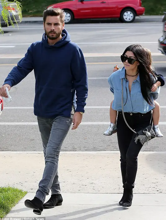 Kourtney Kardashian beserta mantan kekasihnya Scott Disick saat masih menghabiskan waktu bersama dengan anak mereka. (Dailymail.co.uk)