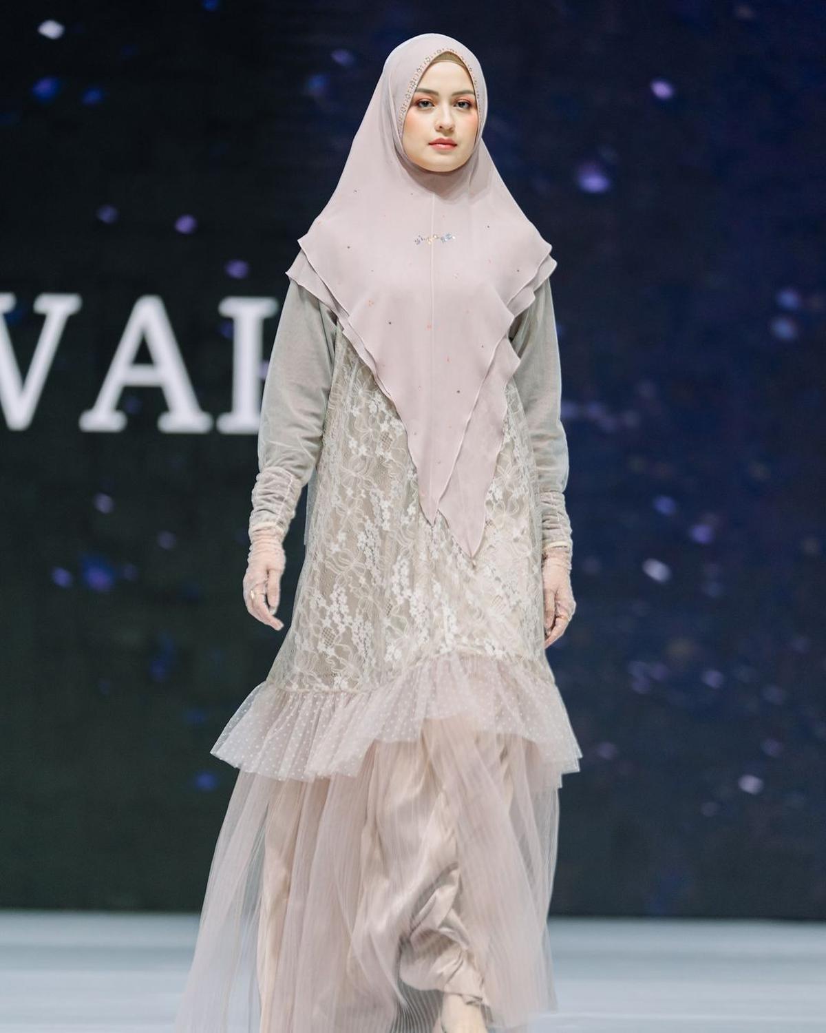 7 Potret Kimberly Ryder Jadi Model Busana Muslim, Cantik Kenakan Hijab Syar'i