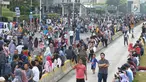 Warga berjalan kaki menuju panggung Jakarta Night Festival di Bundaran HI, Jakarta, Sabtu (22/6/2019). Warga mulai berdatangan untuk menghadiri malam puncak HUT ke-492 Jakarta. (merdeka.com/Imam Buhori)