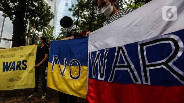 Aksi Solidaritas untuk Rakyat Ukraina di Depan Kedubes Rusia