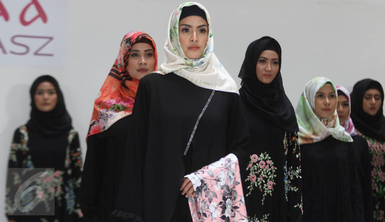 Koleksi terbaru Itang Yunasz dengan label Kamilaa tersebut diciptakan untuk memeriahkan Ramadan dan Idul Fitri 2017, Jakarta, Kamis (9/3). Untuk harganya, koleksi ini dibanderol mulai dari Rp175 ribu hingga Rp1 juta. (Liputan6.com/Immanuel Antonius)