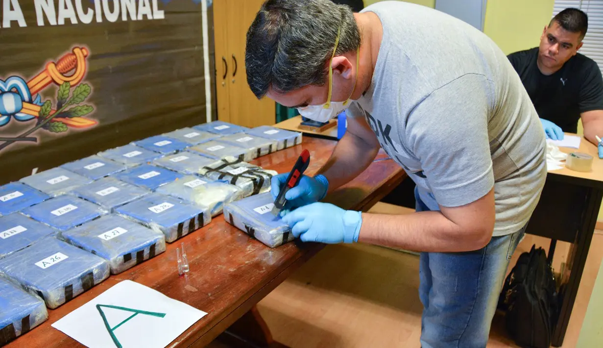 Petugas keamanan Argentina menyita 400 kilogram kokain dari Kedubes Rusia di Buenos Aires, Argentina (22/2). Dari operasi itu, lima orang yang menjadi tersangka, dua berasal dari Argentina dan sisanya warga Rusia.(HO / Argentina's Security Ministry / AFP)
