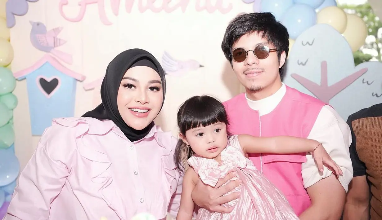 Di momen pertambahan usia putri sulungnya itu, Atta Halilintar dan Aurel Hermansyah tampil kompak kenakan busana warna pink.