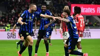 Bek Inter Milan asal Belanda Stefan de Vrij (kiri) merayakan gol bersama rekan setimnya gelandang Inter Milan asal Polandia Nicola Zalewski setelah mencetak gol pertama timnya selama pertandingan sepak bola Seri A Italia antara AC Milan dan Inter di stadion San Siro di Milan, pada 2 Februari 2025.PIERO CRUCIATTI / AFP