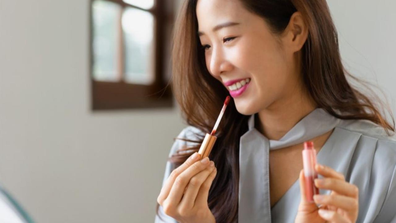 Tak Punya Warna Lipstik yang Tepat untuk Diombre, Coba Trik Ini