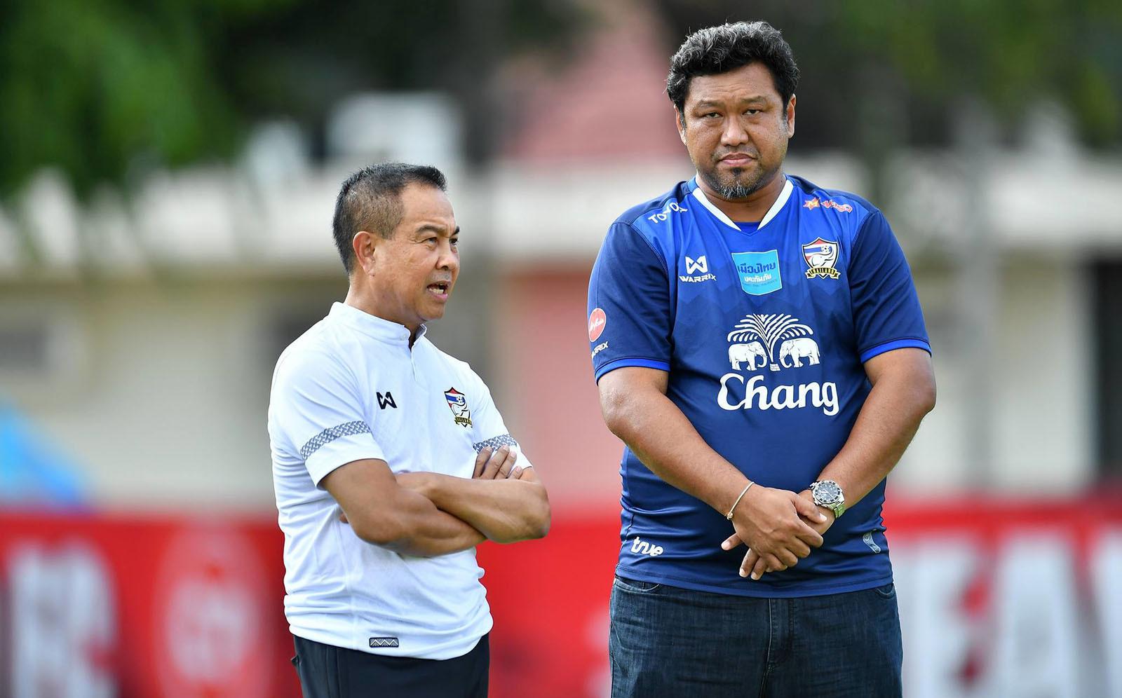 Pelatih Timnas Thailand U-22, Worrawoot Srimakha (kanan). (Bola.com/Dok. FA Thailand)