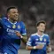 Kylian Mbappe dari Real Madrid, kanan, merayakan gol keempat timnya bersama rekan setimnya, Vinicius Junior, dalam pertandingan pembuka Liga Champions antara Olympiacos dan Real Madrid, di Pelabuhan Piraeus, dekat Athena, Yunani, Rabu, 26 November 2025. (Foto AP/Petros Giannakouris)