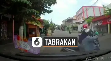 Terekam kamera dashcam sebuah mobil, kecelakaan antara kedua pengendara bermotor karena hendak menyebrang jalan.