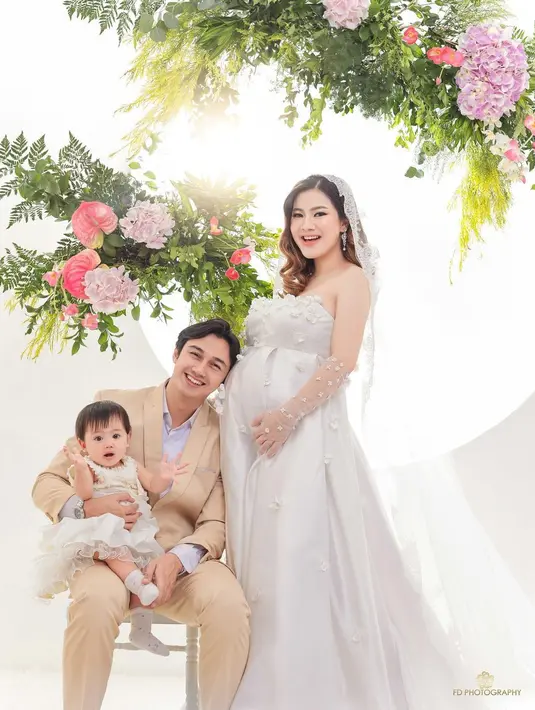 <p>Felicya Angelista mengenakan gaun putih ala bridal lengkap dengan veilnya. (Foto: Instagram/ fdphotography90)</p>