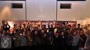 Panitia dan sejumlah pendukung terlaksananya Piala Presiden 2016 berpose bersama saat Syukuran Panitia Piala Presiden 2016, Jakarta, Senin (18/1/2016). (Liputan6.com/Yoppy Renato)