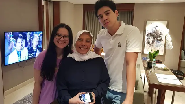 8 Potret Maxime Bouttier Bareng Adik yang Jarang Tersorot, Mukanya Jahil Banget