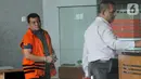 Kepala Dinas PUPR Kota Medan Isa Ansyari bersiap menjalani pemeriksaan perdana di gedung KPK, Jakarta, Selasa (22/10/2019). Isa Ansyari diperiksa sebagai tersangka dalam kasus suap terkait proyek dan jabatan pada Pemerintah Kota Medan tahun 2019. (merdeka.com/Dwi Narwoko)