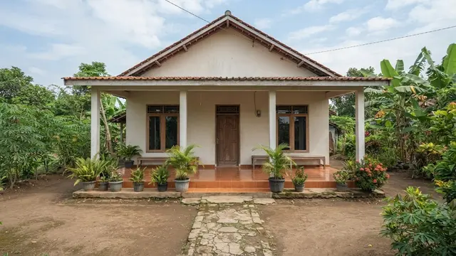 Rumah Kampung dengan Teras Luas di Tengah