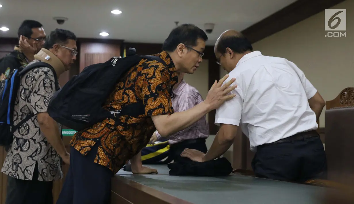 Terdakwa suap anggota DPRD Kalteng Willy Agung (tengah) usai sidang putusan di Pengadilan Tipikor, Jakarta, Rabu (13/3). Willy Agung bersama Edy Saputra Suradja dan Teguh Dudy dihukum 1 tahun 8 bulan penjara. (Liputan6.com/Helmi Fithriansyah)
