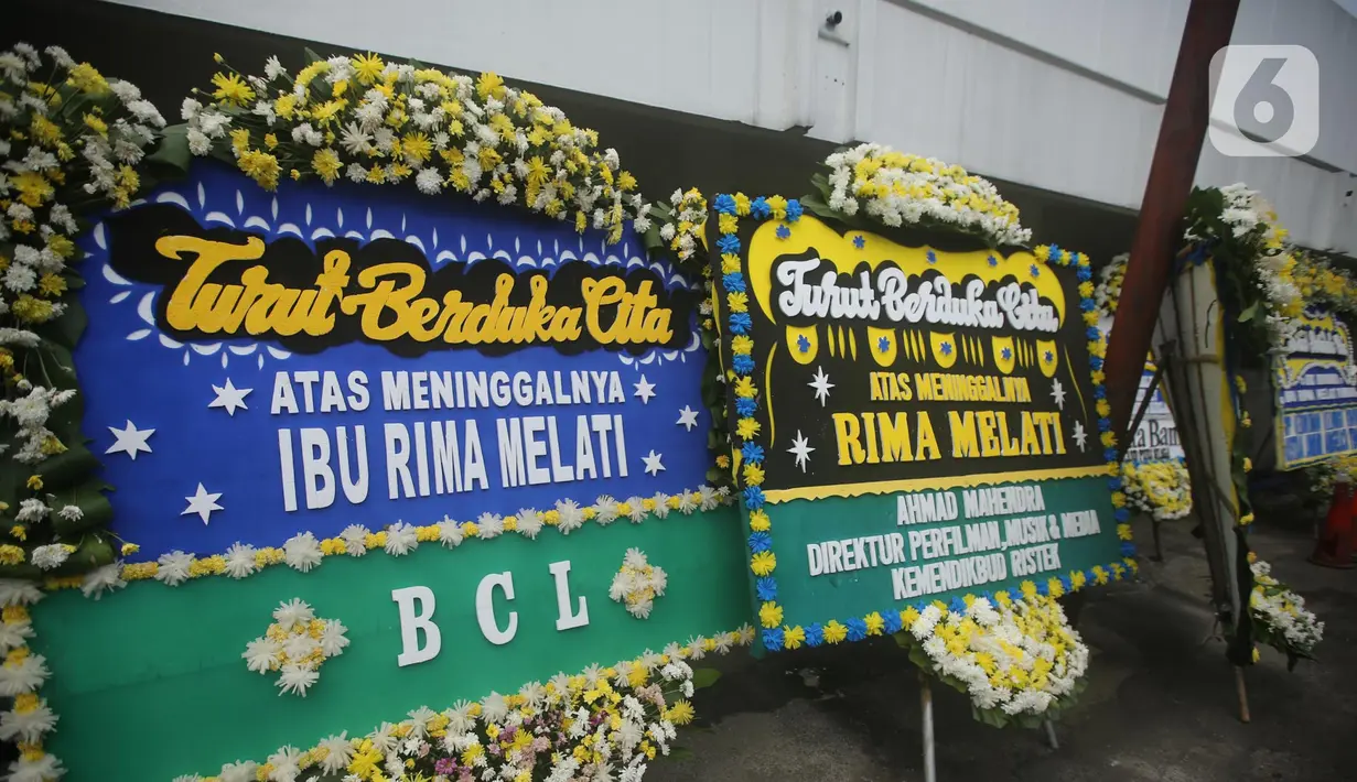 Karangan bunga dari artis hingga politisi terpampang di rumah duka Rima Melati RSPAD, Jakarta, Jumat (24/6/2022). Aktris senior, Rima Melati menghembuskan nafas terakhirnya di umurnya yang ke 82. Sebelumnya istri mendiang Frans Tumbuan itu sempat dirawat hampir 2 minggu di RSPAD Gatot Subroto. (Liputan6.com/Faizal Fanani)