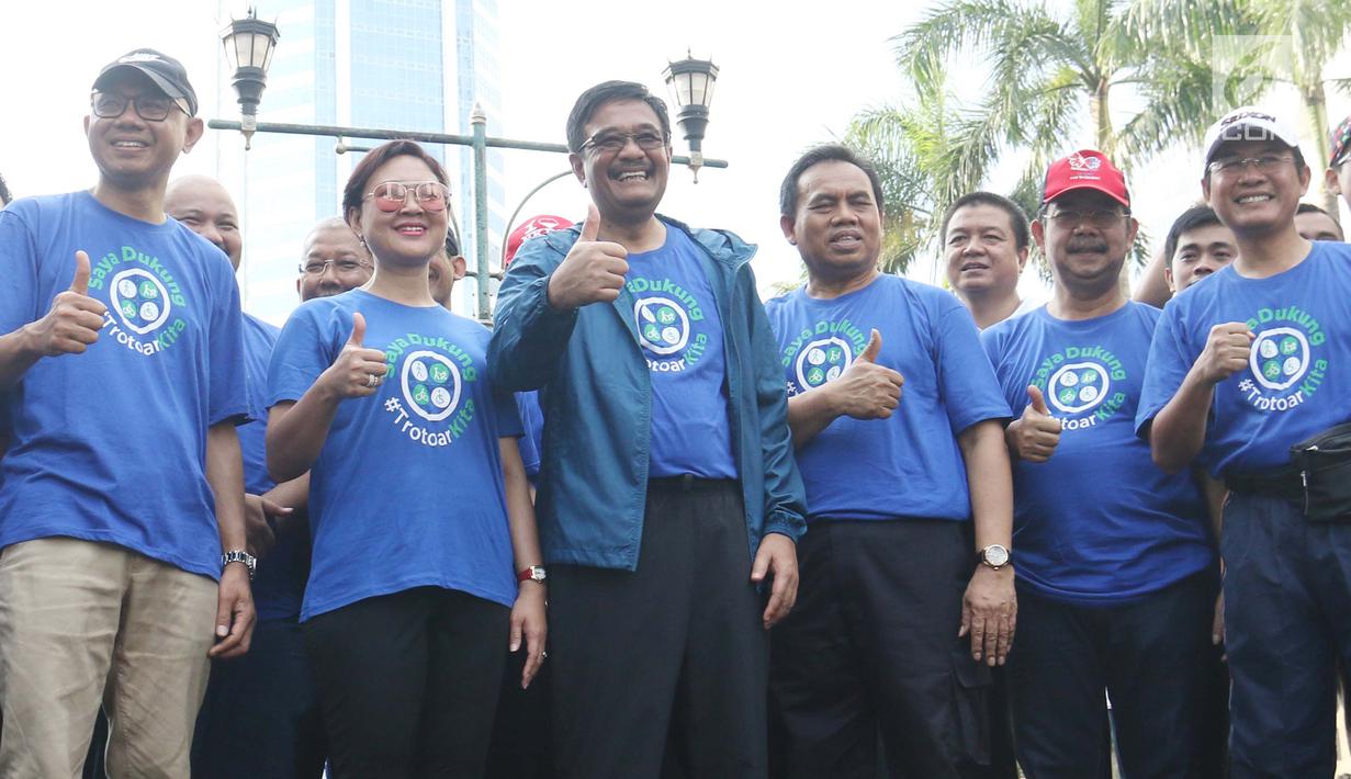 Gubernur DKI Jakarta Djarot Saiful Hidayat meresmikan program #TrotoarKita di area car free day Bundaran HI, Jakarta, Minggu (8/10). Program #TrotoarKita dilakukan Pemprov DKI dalam rangka mengembalikan hak pejalan kaki. (Liputan6.com/Angga Yuniar)