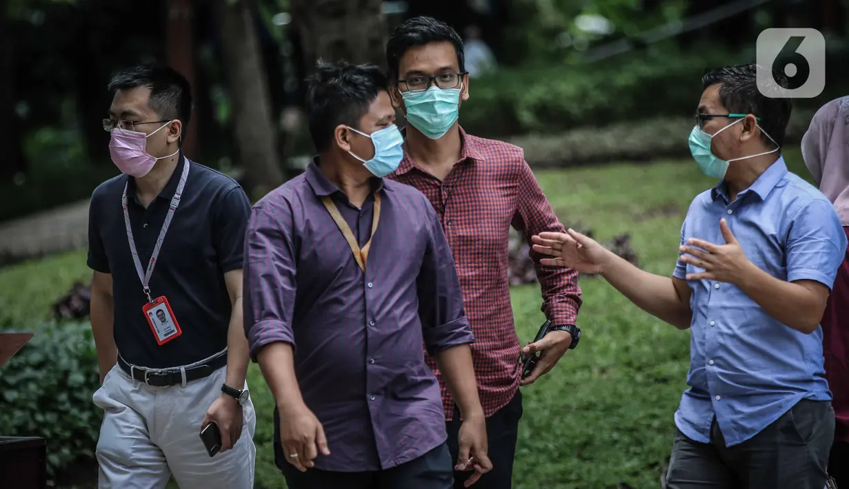Sejumlah karyawan menggunakan masker saat beraktifitas di luar kantor di Jakarta, Senin (2/3/2020). Usai diumukan Presiden Jokowi bahwa ada 2 WNI yang terkena virus corona, banyak para pekerja menggunakan masker saat beraktifitas. (Liputan6.com/Faizal Fanani)