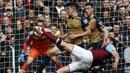 6. Pemain West Ham, Andy Carroll, melakukan tendangan salto ke gawang Arsenal pada laga Liga Premier Inggris di Stadion Boleyn Ground, London, Sabtu (9/4/2016). Kedua tim bermain imbang 3-3. (AFP/Ian Kington)
