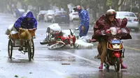 Sebuah sepeda motor terjatuh terkena hembusan Topan Kalmaegi berkecepatan 125 km/h (78 mph) yang menerjang wilayah Haikou di provinsi Hainan, Tiongkok, (16/9/2014). (REUTERS/Stringer)