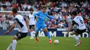 Penyerang Atletico Madrid, Antoine Griezmann (tengah) berlari membawa bola melawan Valencia pada pertandingan lanjutan La Liga Spanyol di stadion Mestalla di Valencia (8/11/2021). Valencia bermain imbang atas Atletico Madrid 3-3. (AFP/Jose Jordan)