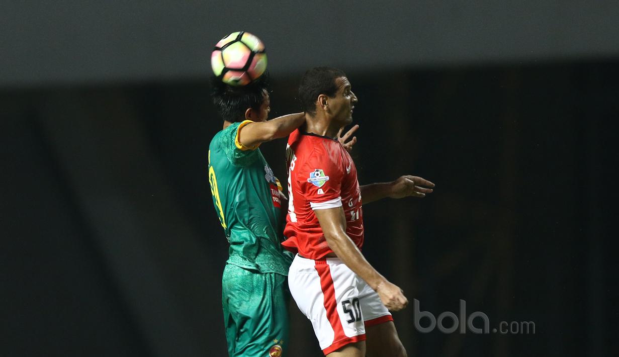 Duel pemain Persija Jakarta, Bruno Lopes (kanan) dan pemain Sriwijaya FC, Firdaus pada laga Liga 1 2017 di Stadion Wibawa Mukti, Cikarang, Jumat (16/6/2017). Persija menang 1-0. (Bola.com/Nicklas Hanoatubun)