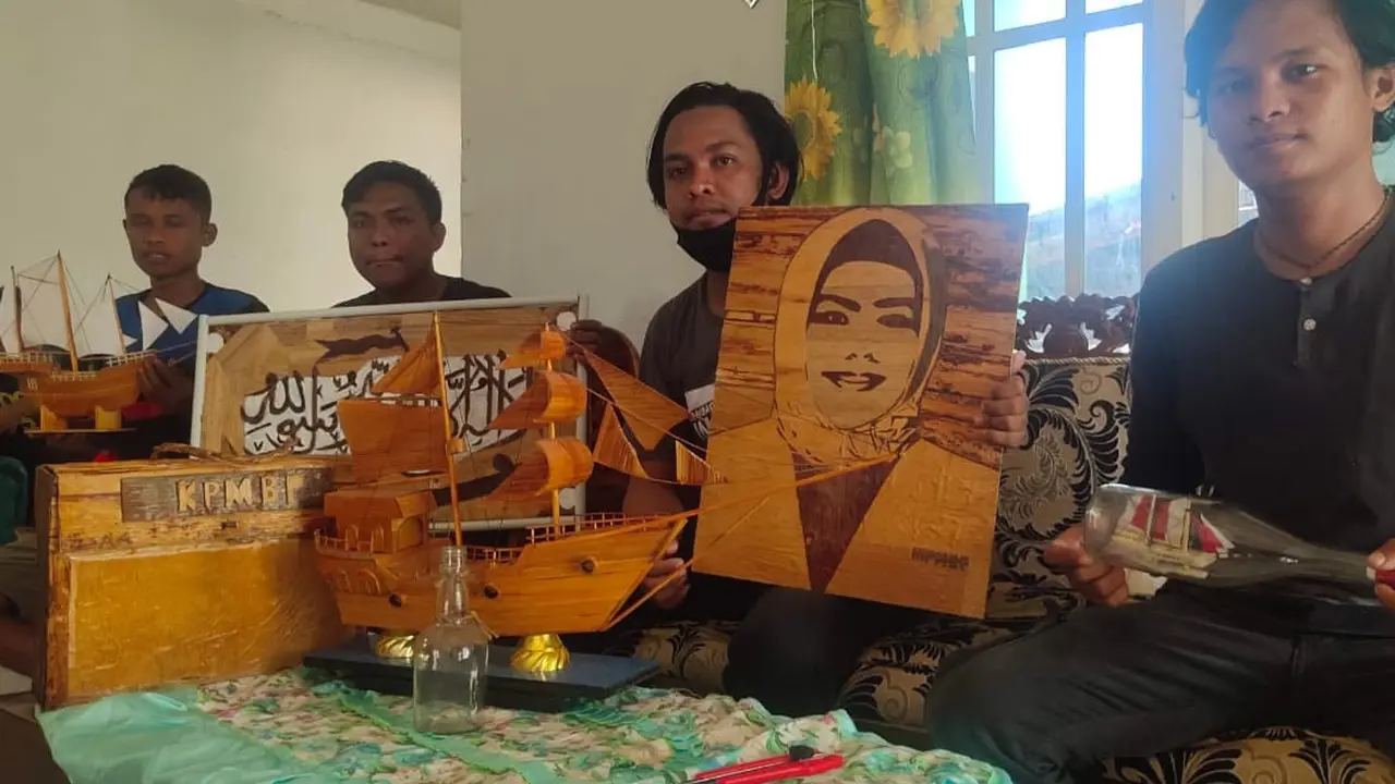 Kelompok Kaula Pemuda Kreatif Gorontalo saat memperlihatkan hasil karya mereka. Foto:Ryan (Arfandi Ibrahim/Liputan6.com)