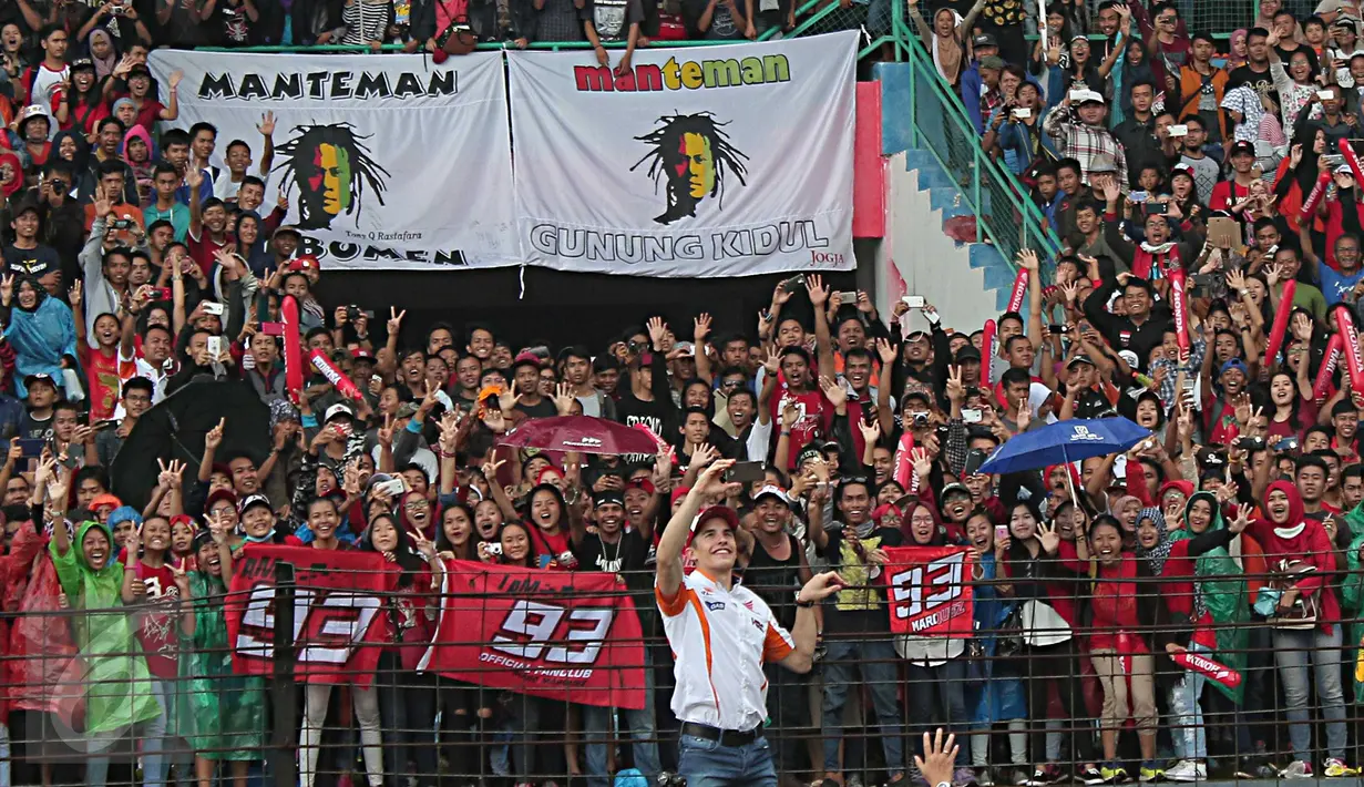Pebalap Repsol Honda Marc Marquez selfi dengan penggemarnya di Sentul, Jabar, Minggu (14/2/2016). Kehadiran Marquez untuk menjajal CBR150R terbaru . (Liputan6.com/Angga Yuniar)