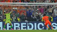 Penjaga gawang Timnas  Maroko, Yassine Bounou (1), menyelamatkan penalti dari pemain Belanda Crysencio Summerville (24) selama pertandingan babak 32 besar Piala Dunia 2026 antara Belanda dan Maroko di Guadalupe, dekat Monterrey, Meksiko, Selasa, 30 Juni 2026. (AP Photo/Ricardo Mazalan)