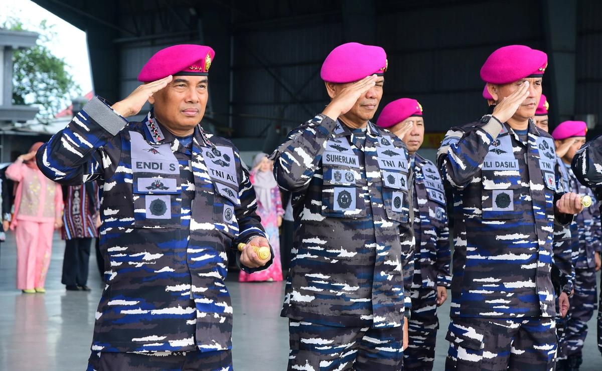 FOTO: Pangkormar Pimpin Pelepasan Prajurit Marinir Korban Longsor Cisarua