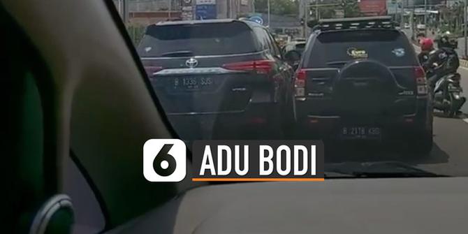 VIDEO: Viral Dua Mobil SUV Tarung di Jalanan Cibubur