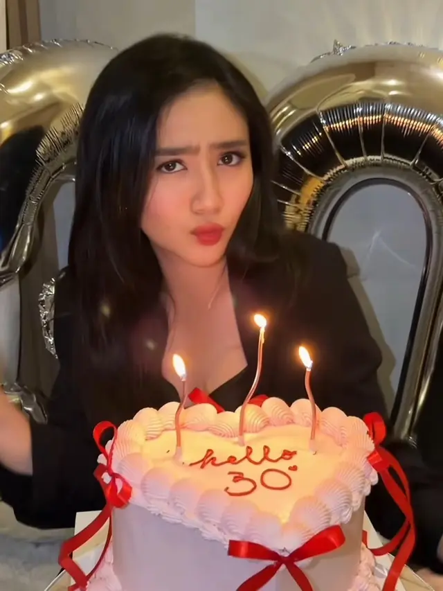 Febby Rastanty rayakan ulang tahun ke-30 dengan tiup tiga lilin. [@febbyrastanty]