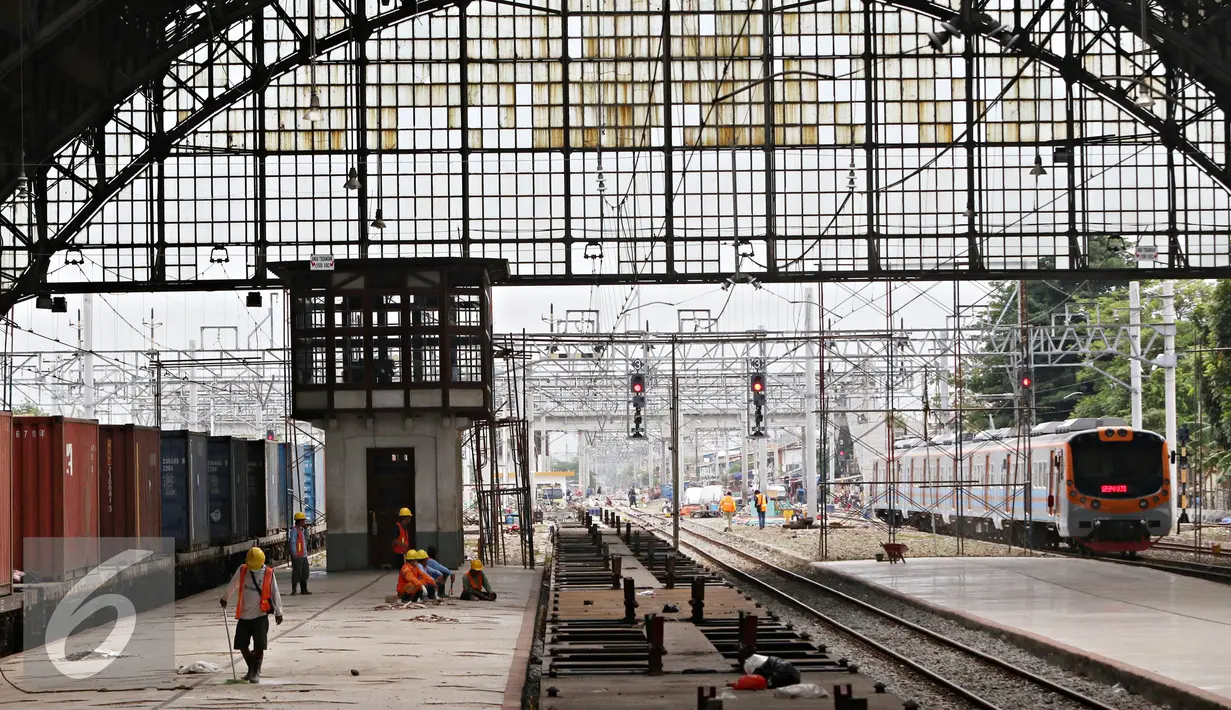 Suasana dilakukan uji coba jalur di Stasiun Tanjung Priok, Jakarta, Senin (23/11). Stasiun bergaya Eropa seluas 3.768 meter persegi tersebut rencananya akan kembali digunakan untuk jalur kereta penumpang. (Liputan6.com/Immanuel Antonius)
