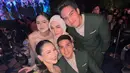 Belum resmi go public, El Rumi tampil serasi dengan Syifa Hadju saat kondangan. El Rumi terlihat gagah kenakan double breated dan celana hijau ala perwira. Syifa Hadju tampil menawan dengan one strap dress berwarna nude [@diandramarsha]