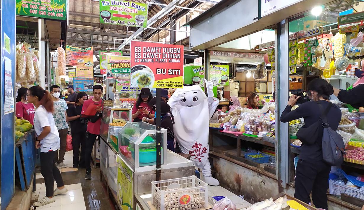 La'eeb sempat berfoto di spot-spot kuliner khas Solo yang terdapat di Pasar Gede Hardjonagoro, seperti Dawet Pasar Gede yang terkenal. (Procomm Surya Citra Media)