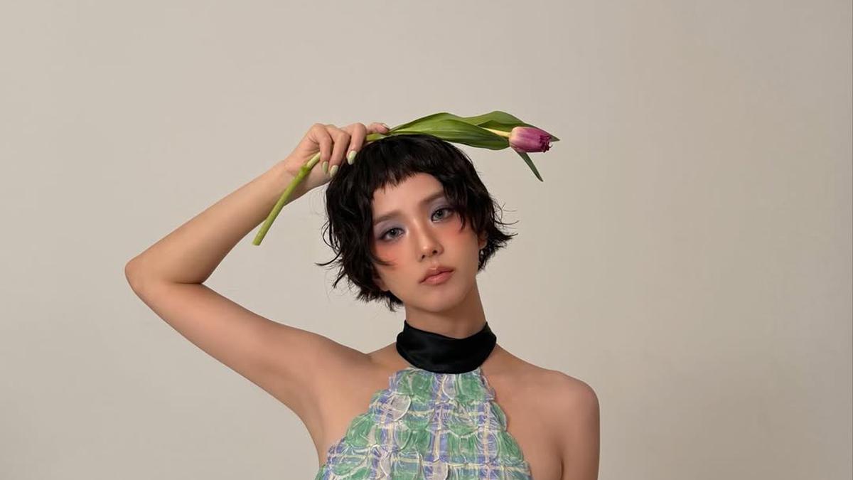 Gaya Perdana Jisoo BLACKPINK Tampil dengan Rambut Pendek dan Micro Bangs, Bikin Pangling