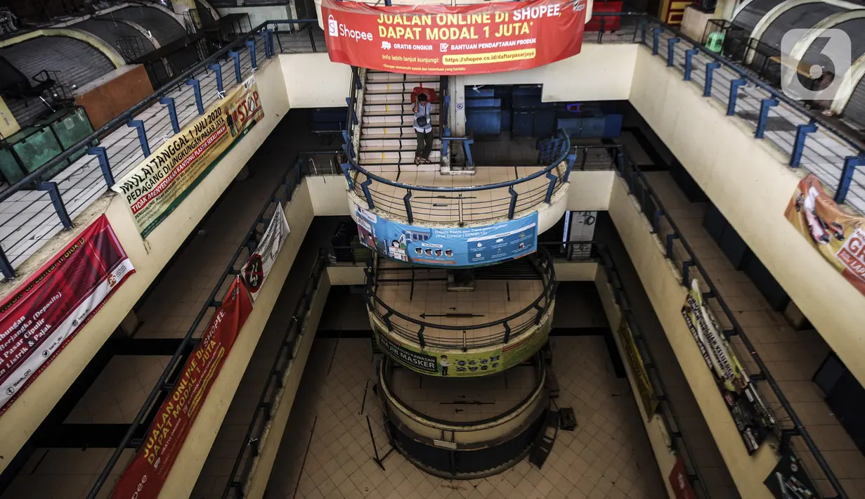Suasana Pasar Cipulir, Jakarta, Rabu (7/7/2021). Pemberlakuan Pembatasan Kegiatan Masyarakat (PPKM) Darurat pada tanggal 3 sampai 20 Juli 2021 untuk menekan penyebaran COVID-19 berdampak pada ditutupnya Pasar Cipulir. (Liputan6.com/Johan Tallo)