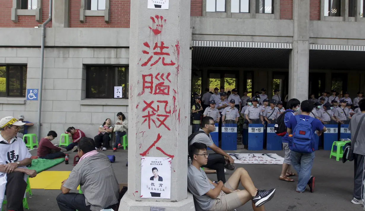 Para Pelajar menggelar aksi protes anti-China berkumpul di sekitar Gedung Kementerian Pendidikan,Taipei, Taiwan, Jumat (31/7/2015). Mereka marah atas beredarnya buku sekolah yang mempromosikan kebijakan Beijing, "One China". (REUTERS/Pichi Chuang)