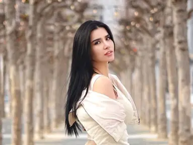 Menikmati serunya musim dingin di Amerika Serikat, Maria Vania pun abadikan momen saat jalan-jalan di San Francisco. Tempat ini menjadi destinasi seru wisatanya yang pertama saat berada di negeri Paman Sam. Tampil stylish dengan busana berwarna krem, gayanya pun 
 tampil memesona. (Liputan6.com/IG/@maria_vaniaa)