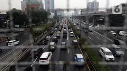 Kendaraan bermotor melintas di ruas Tol Dalam Kota, Jakarta, Rabu (27/10/2021). Pemprov DKI Jakarta berencana menerapkan sanksi tilang bagi kendaraan bermotor yang tidak lulus uji emisi mulai 13 November 2021. (Liputan6.com/Helmi Fithriansyah)