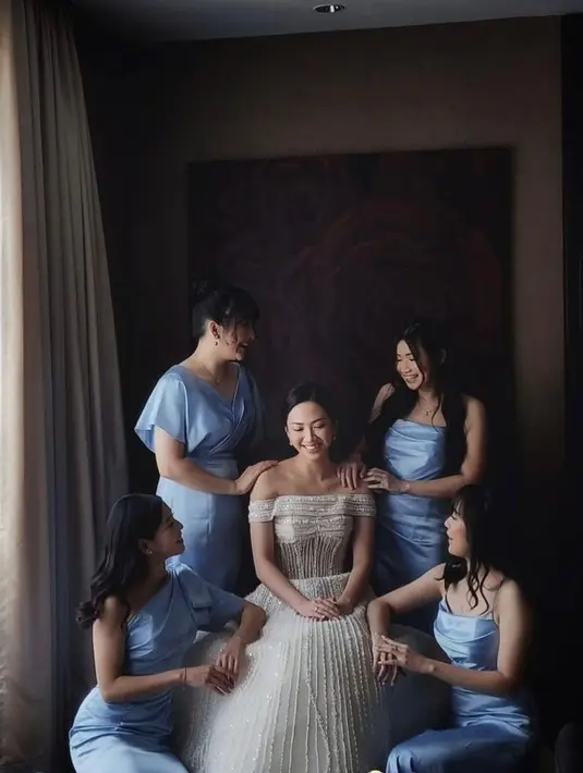 Setelah itu, ketiganya mengganti pakaiannya dengan seragam bridesmaid warna biru. [@@bareodds]