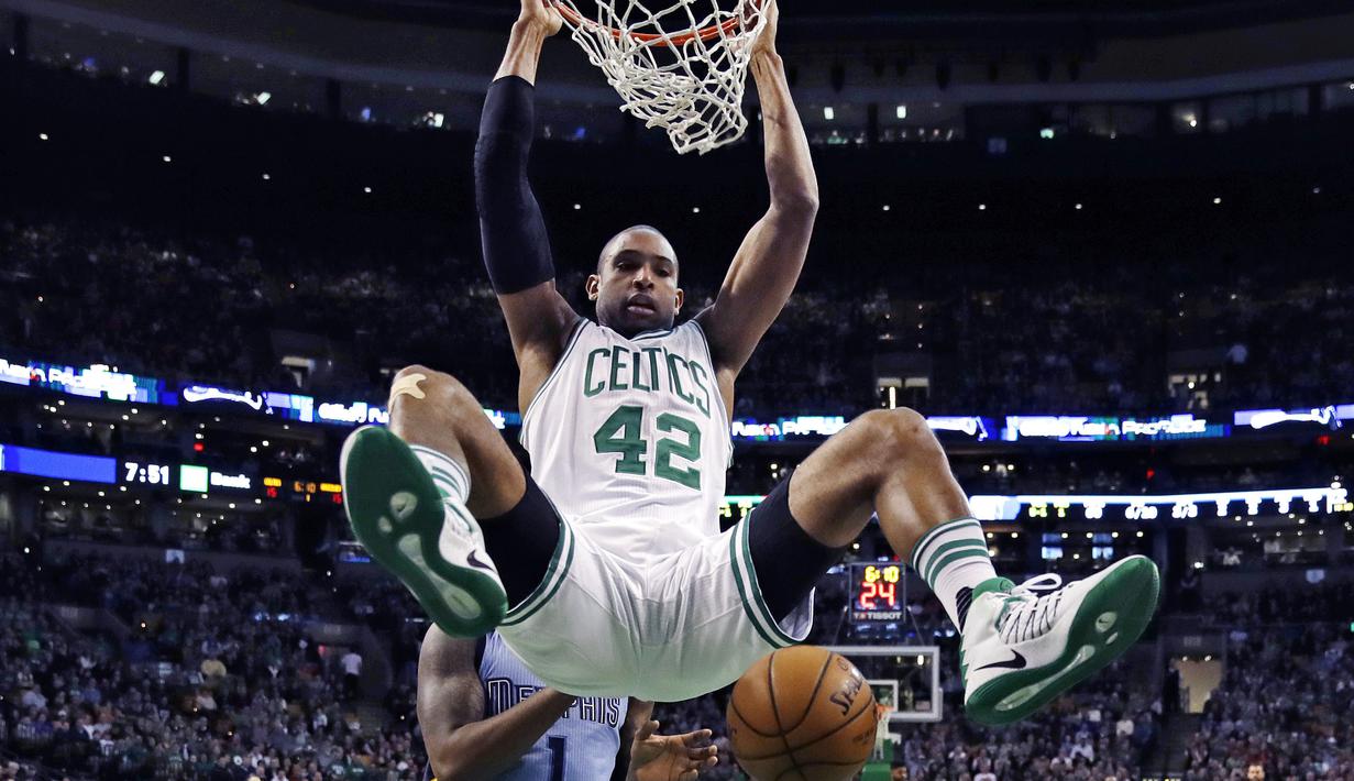 Aksi Pemain Boston Celtics, Al Horford (42) bergelantungan diatas ring usai melakukan dunk saat melawan Memphis Grizzlies, pada lanjutan NBA di TD Garden, (27/12/2016). (AP/Charles Krupa)